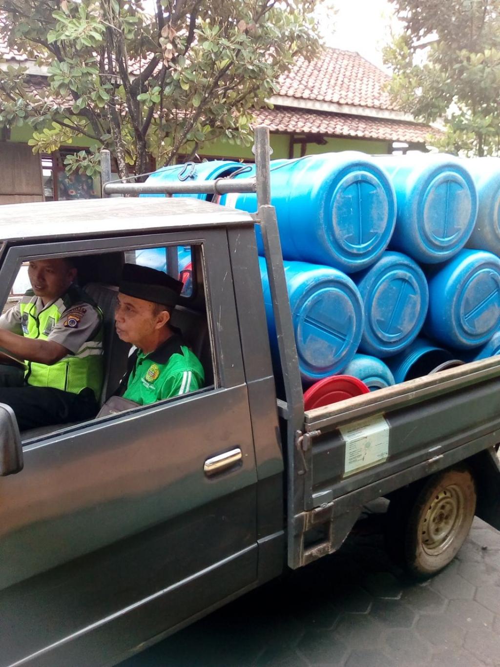 Fasilitasi Tempat Sampah untuk Masjid se Desa Pleret